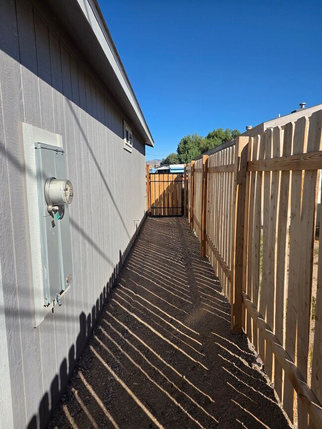 Building Photo - 2 Bed/1 Bath almost brand new in Central BHC