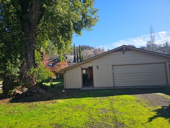 Building Photo - Cute AND Spacious