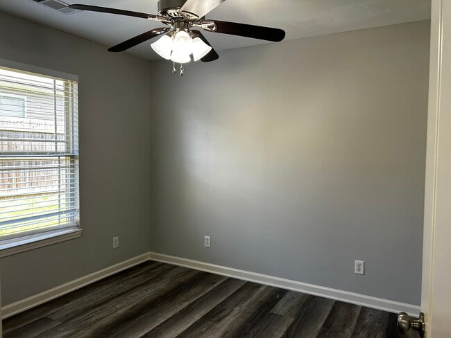 Building Photo - 210-210 Hidden Meadows Dr