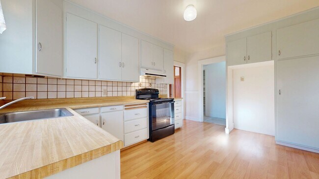 Building Photo - Bright Country Three Bedroom One Bathroom ...