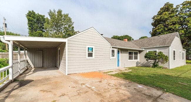 Building Photo - 3424 E 5th Pl