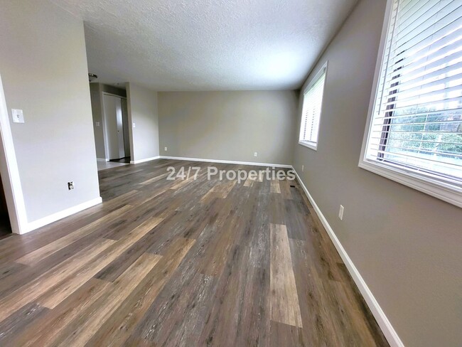 Building Photo - Winter discount! $200 rent credit!!  Beaut...