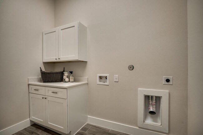 Building Photo - 4-BEDROOM LUXURY NEW CONSTRUCTION