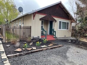 Building Photo - Classic Bungalow NW Bend