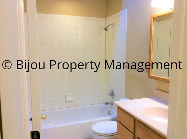 Building Photo - Nice Two Bed One Bath Home