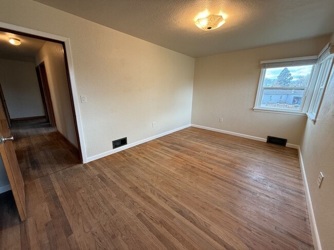 Building Photo - Remodelled Home on Dry Canyon