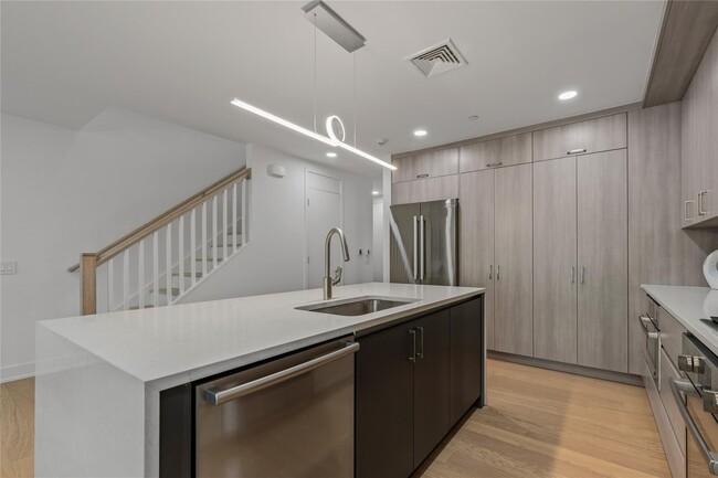 Building Photo - 33 Calvert St