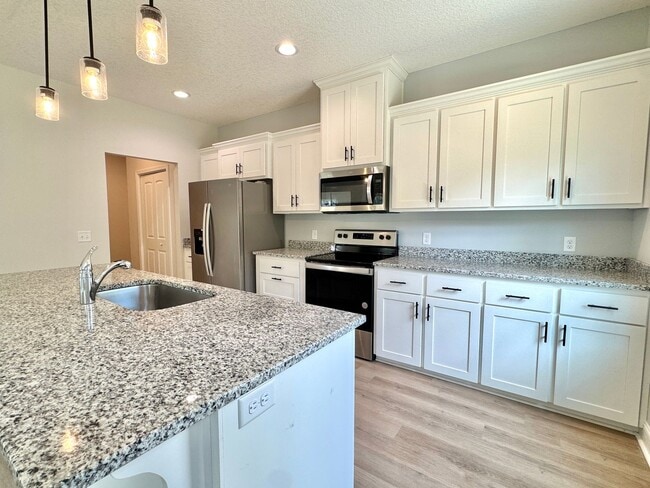 Building Photo - $500 RENT CREDIT | AVAILABLE NOW! (Pet Friendly)