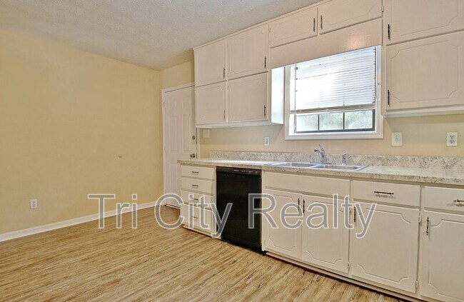 Building Photo - 220 Meadowbrook Ct