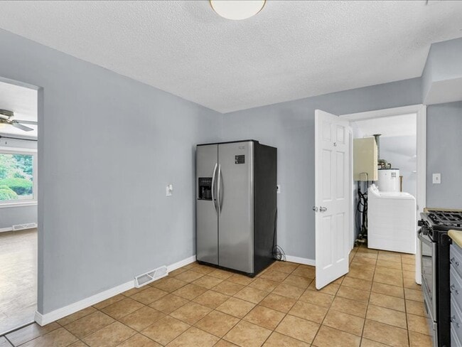 Building Photo - 615 Breen Dr