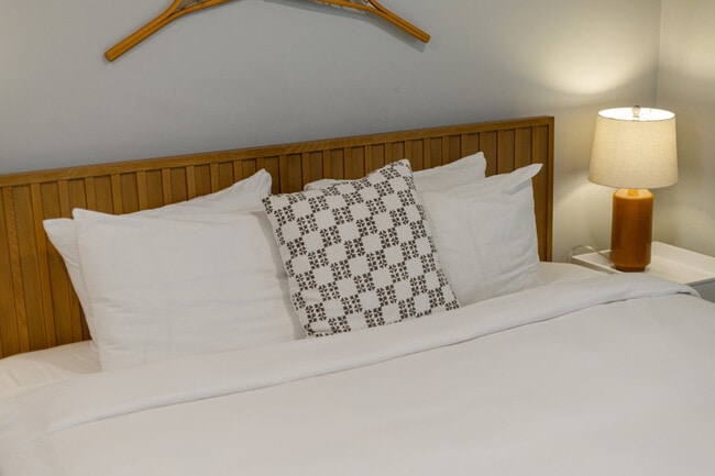 Building Photo - 1416 E Hollow Dale Dr