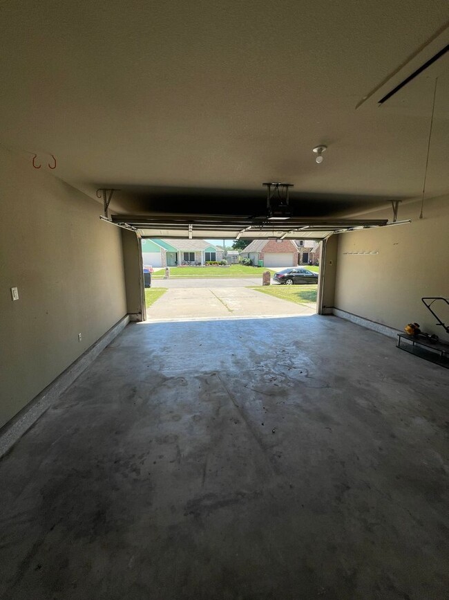 Building Photo - BIXBY SCHOOLS!! Charming Home w/fireplace.