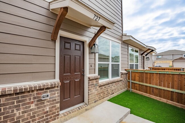 Building Photo - AVAILABLE NOW! GORGEOUS 2 BEDROOM FOUR PLE...