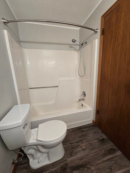 Full bath - 2129 Country Ln