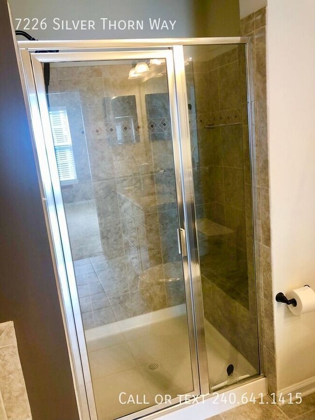 Building Photo - 7226 Silver Thorn Way