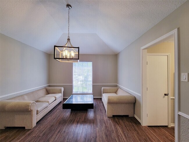 Building Photo - 6606 Brittany Park Ln