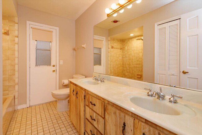 Building Photo - Spacious 4-Bedroom, 3-Bath Rental in Quiet DeBary Cul-de-Sac