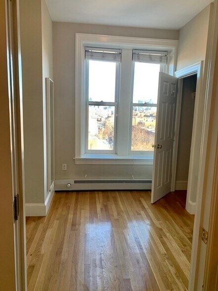 Building Photo - 483 Beacon St