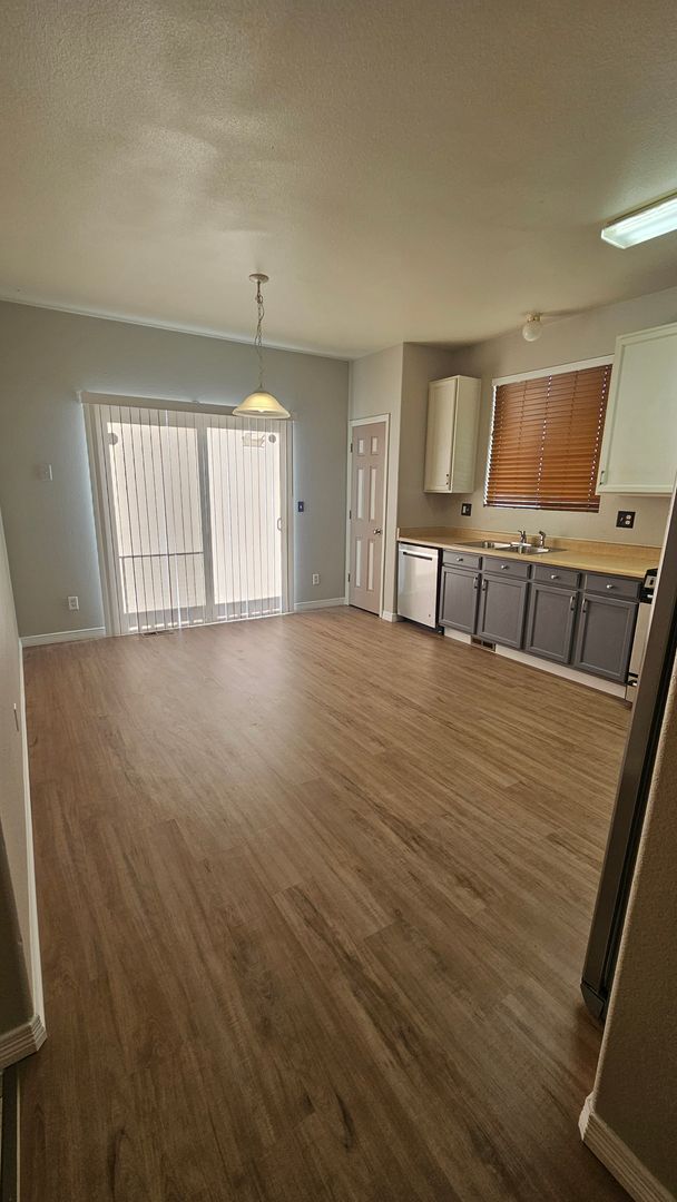 Building Photo - $2700 | 4BR/2.5BA | Pet Friendly House wit...