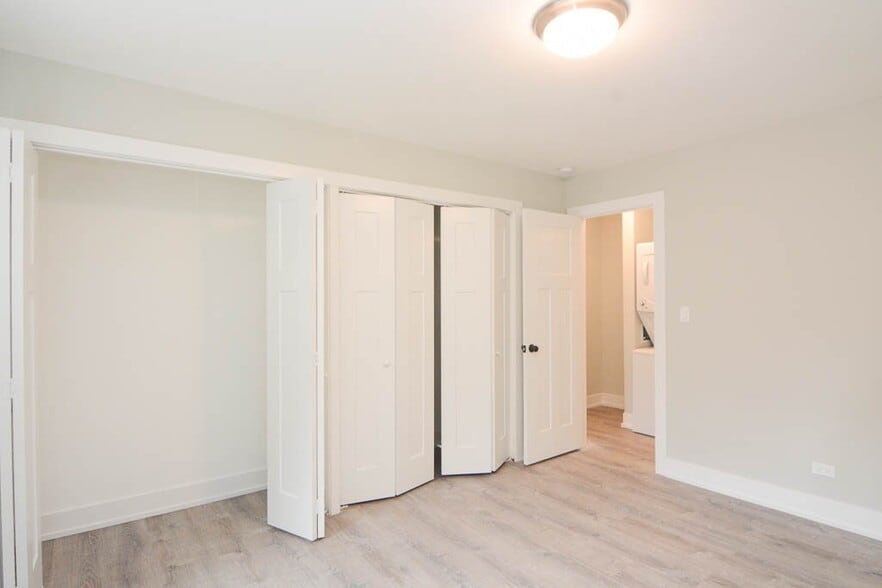 Building Photo - 447 W Surf St