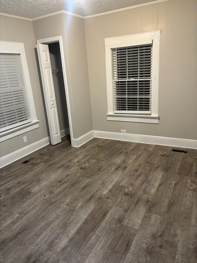 Building Photo - 554 Lynmore Ave