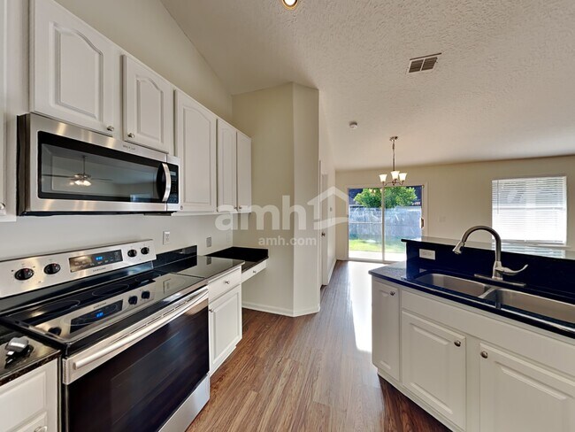 Building Photo - 985 Hyannis Port Dr