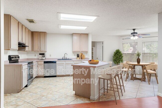 Building Photo - 17427 Sapphire Rim Dr