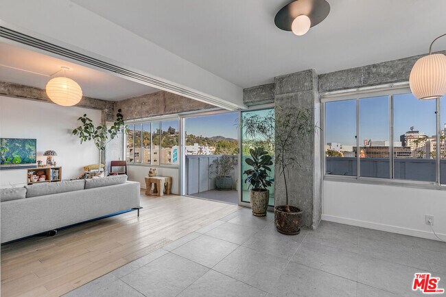 Building Photo - 7135 Hollywood Blvd