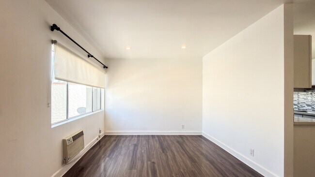 Building Photo - 319 Heliotrope Dr