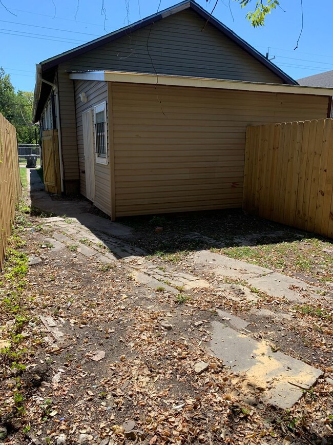 Building Photo - 2255 N Galvez St