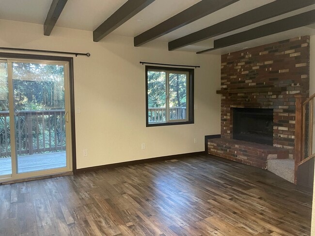 Building Photo - Fabulous mountain retreat freeway close!