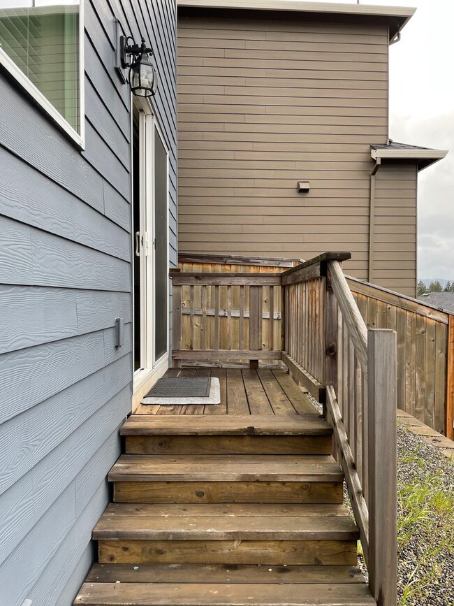 Building Photo - Beautiful 4 Bedroom 2.5 Bath Home Located ...