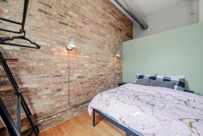 Building Photo - 2042 N Winchester Ave