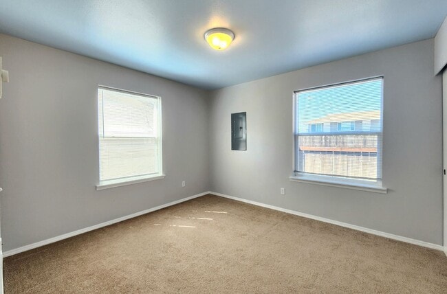 Building Photo - 3 Bedroom 2 Bath Home in Arlington