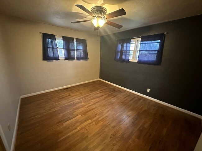 Building Photo - MIDTOWN 3 Bdrm House, All Appliances incl ...