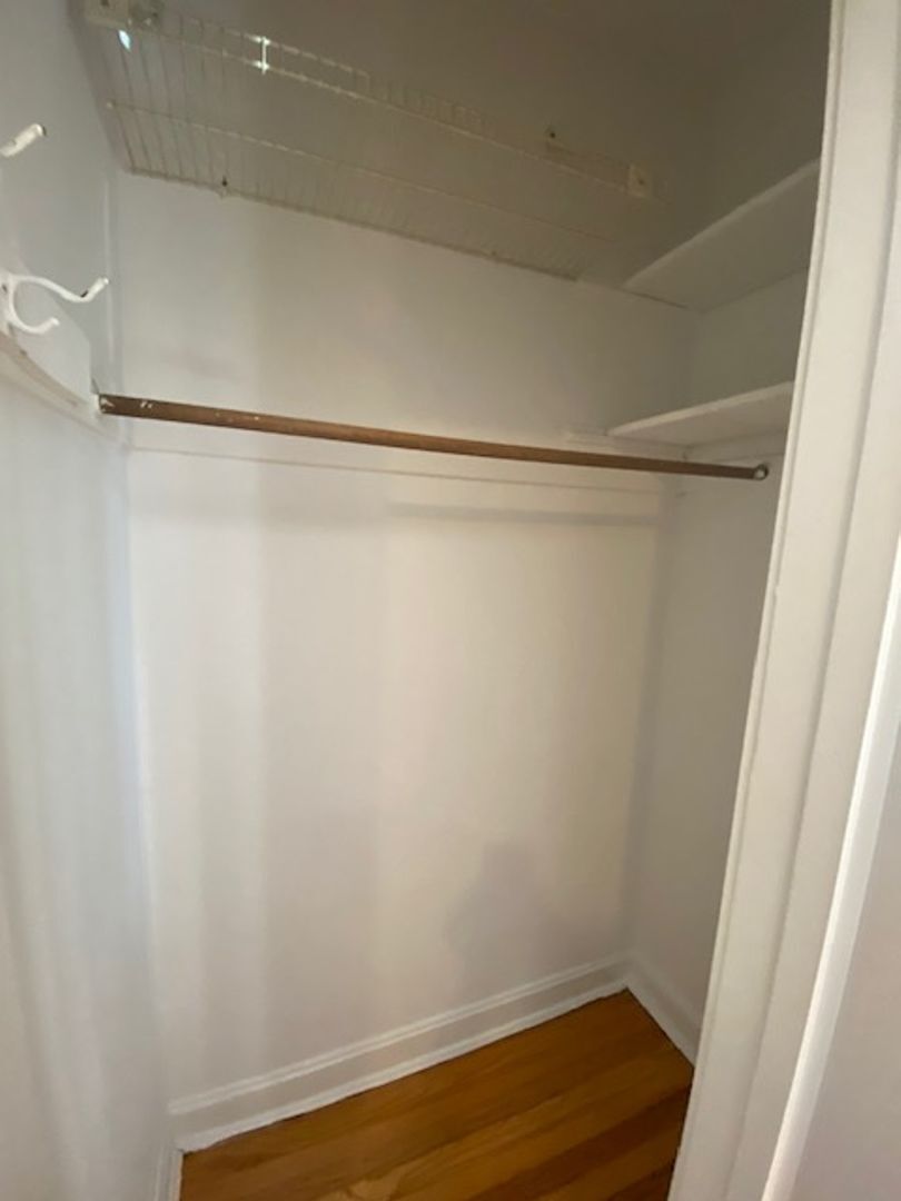 Building Photo - 1542 W Albion Ave