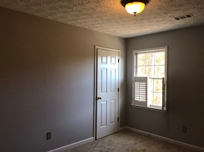 Building Photo - Great 4 Bedroom 2.5 Bath home in East Cobb...