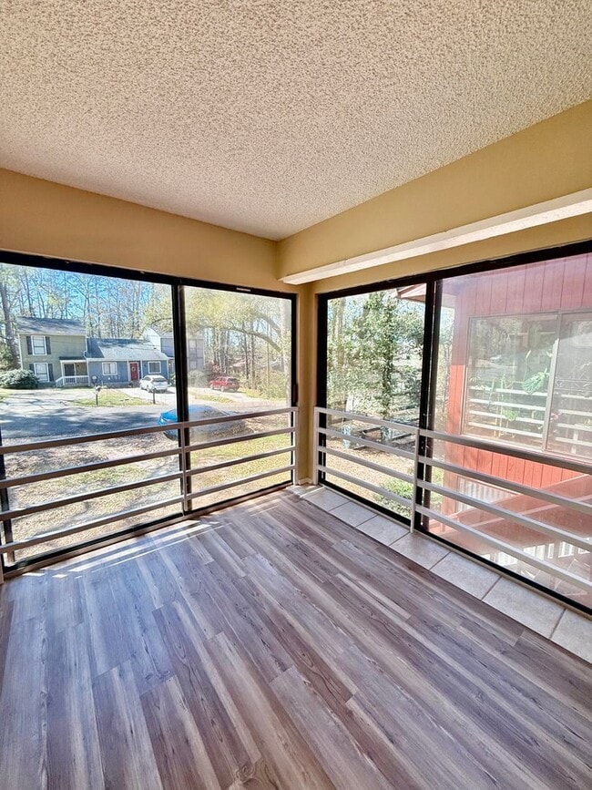 Building Photo - Remodeled!! Close to Shopping, VA Hospital and Hilaman Golf Course!