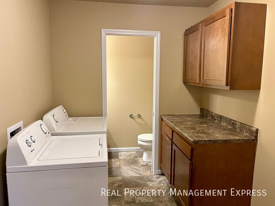 Building Photo - Amazing 3 Bedroom 2.5 Bath townhome in Harrisburg