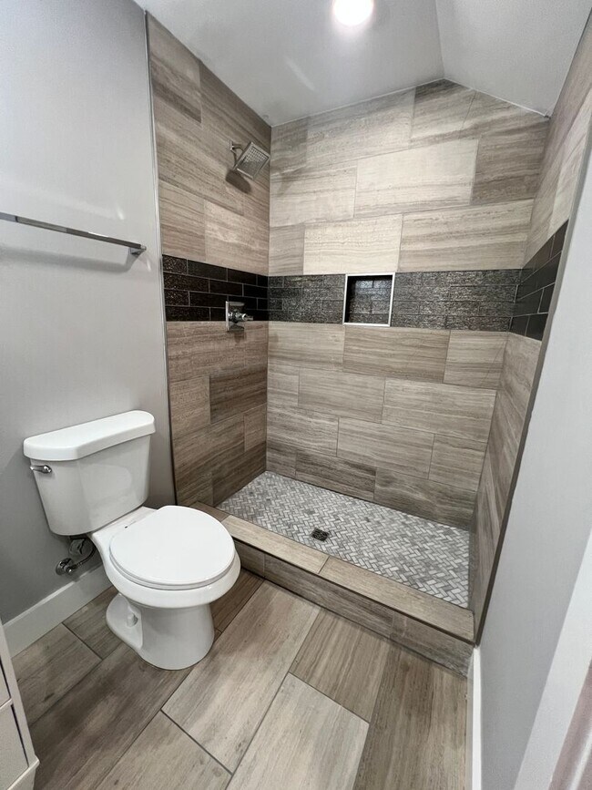 Building Photo - 6 Bedroom in Fort Sanders w/ Ensuite Bathr...