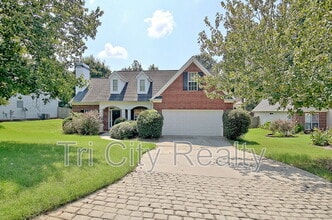 Building Photo - 77 Pine Crescent