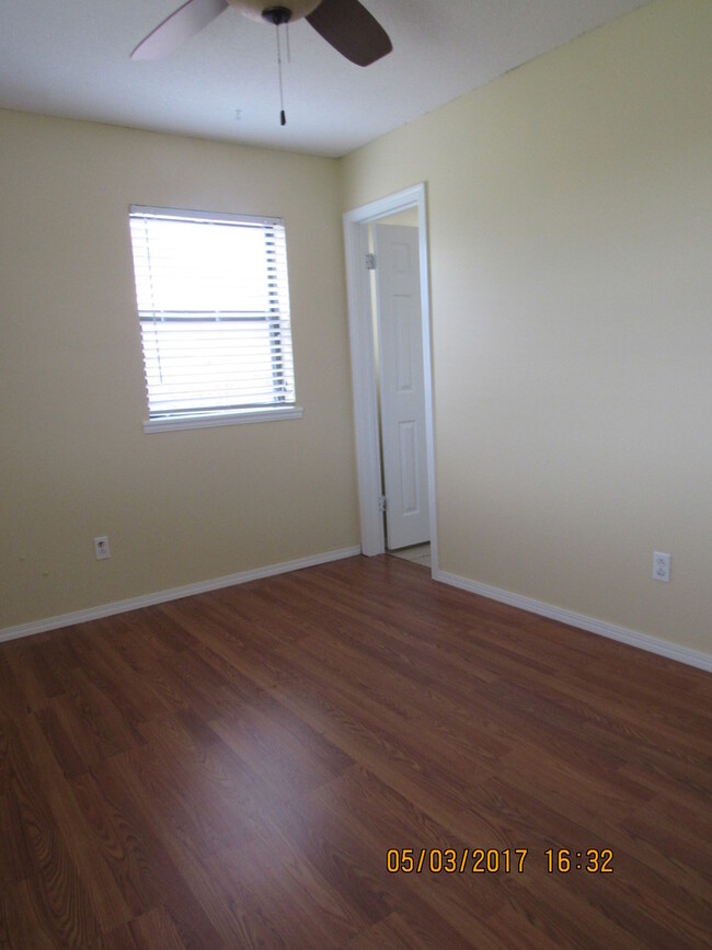 Building Photo - Very nice spacious home! No Carpet! Pet Fr...