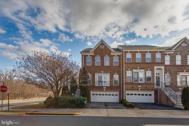 Building Photo - 22000 Avonworth Square