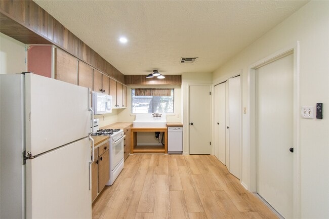 Building Photo - 462 Capehill Dr