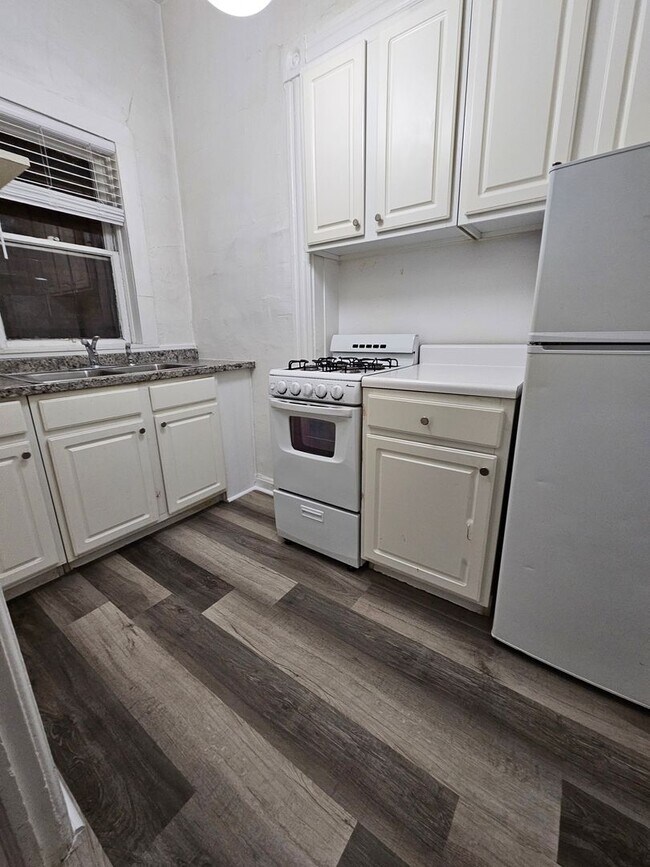 Building Photo - Charming Cap Hill 1 Bedroom w/ Claw Foot Tub