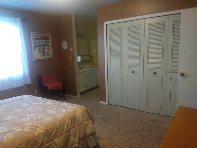 Building Photo - 4824 Lakeview Cir