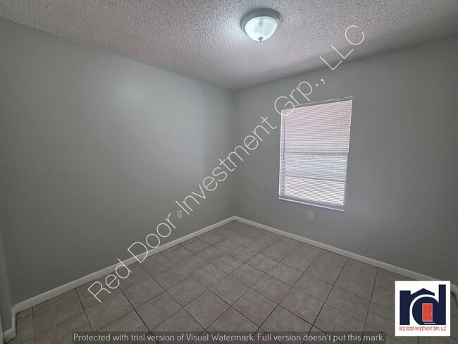 Building Photo - Spacious 3/1 Duplex with Laundry Room