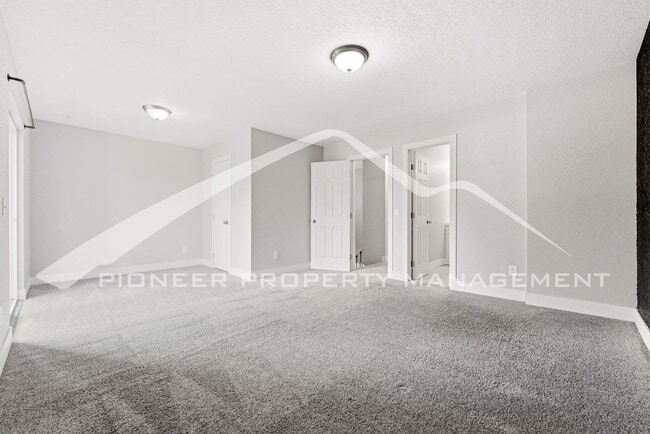 Building Photo - Spacious Townhouse with Washer/Dryer and Central AC