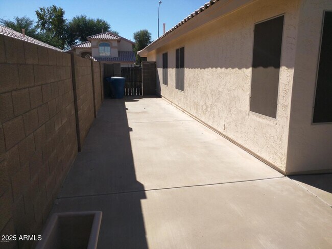 Building Photo - 1924 W Mockingbird Dr