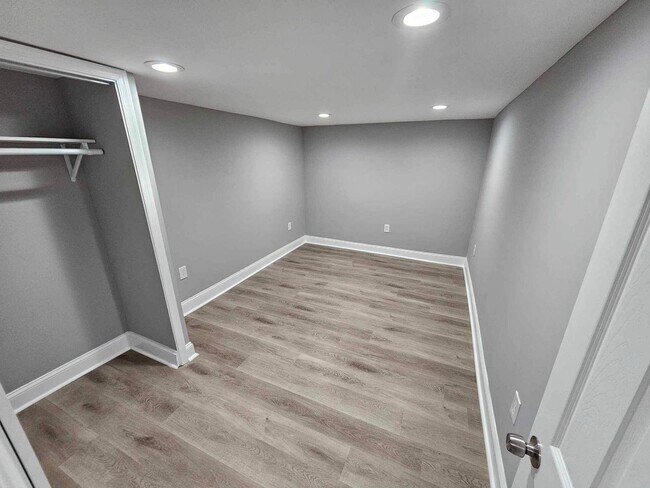 Building Photo - COMING SOON-4 Bedroom Townhouse in Essex